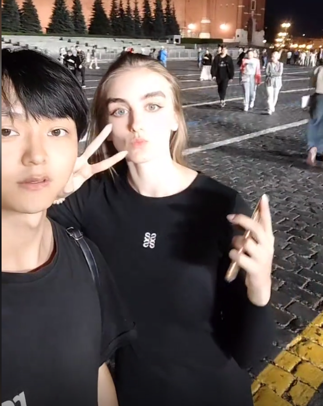 中國留學生愛上俄羅斯美女，每天被女友親上百次，睡個懶覺都不成