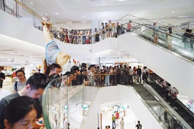 “維密天使”何穗下午在杭州被圍觀，原來那些傳說是真的，膚白胸大、腿長兩米、自帶光環(huán)！