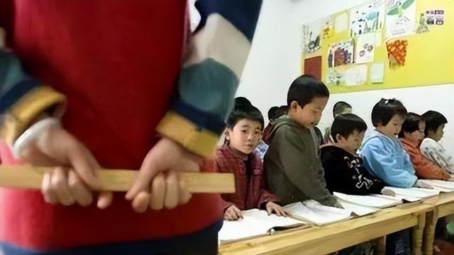 13歲學(xué)生因未完成作業(yè)，屁股被老師打開(kāi)了花！警察：不違法