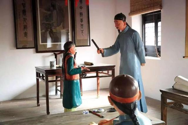 13歲學(xué)生因未完成作業(yè)，屁股被老師打開(kāi)了花！警察：不違法
