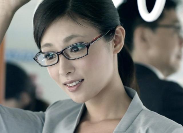 盤點(diǎn)日本最美的10位女星，她們戴上眼鏡魅力四射，哪個(gè)是你的女神