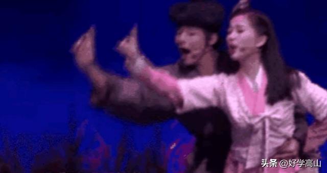 強(qiáng)吻、摸胸、掀裙底，這些男星究竟是真敬業(yè)，還是借機(jī)揩油？