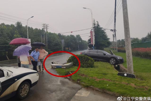 過分！美女老師竟然腳踩奔馳炫富？