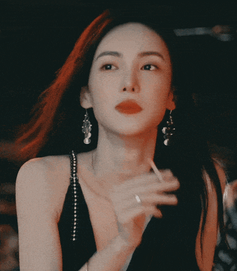 最美女荷官！金晨穿深V長(zhǎng)裙小口抽煙純欲感十足