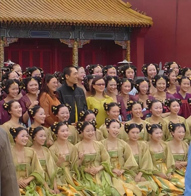 揭秘：女星的胸，捂著，到底想不想給你看？