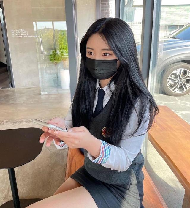 高校制服正妹年紀(jì)輕輕發(fā)育好好，自拍時的曲線太撩人