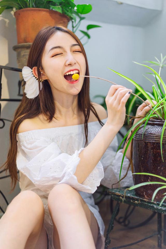 女神妹妹光著腳丫拍寫真，網(wǎng)友：我戀愛了