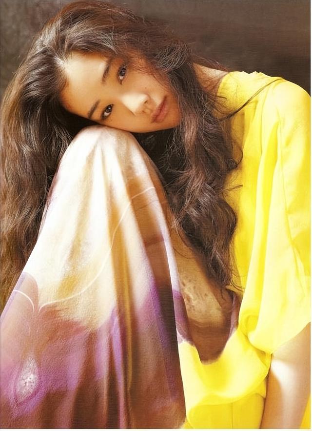日本女星蒼井優(yōu)身穿黃裙靚麗嫵媚！膚白貌美又純又欲