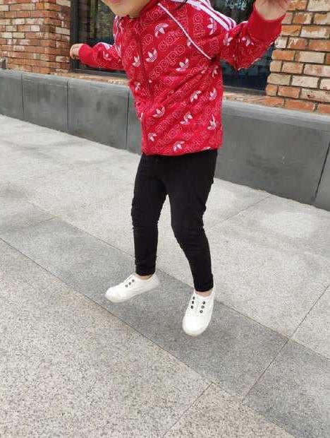 張梓琳帶4歲女兒逛街，胖妹身高太嚇人，直逼媽媽腰部長腿惹人羨
