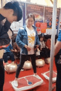 妹子真大膽，這樣的紋身都敢露出來，我在她身后都替她感到尷尬