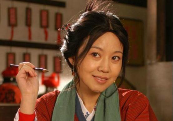 李小冉的胸，閆妮的腿，殷桃的腰，這6位中年女星性感起來(lái)迷死人