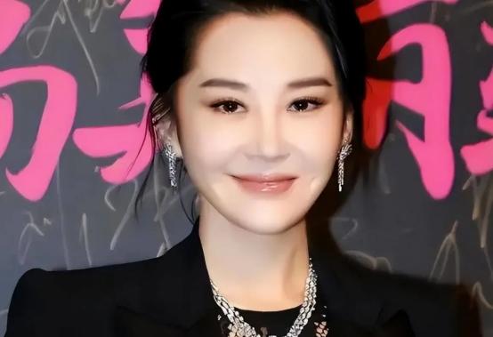 李小冉的胸，閆妮的腿，殷桃的腰，這6位中年女星性感起來(lái)迷死人