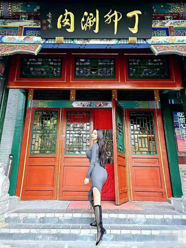 韓國(guó)已婚性感女星秀S曲線，大胸翹臀腿還長(zhǎng)，緊身裙拍照姿勢(shì)撩人