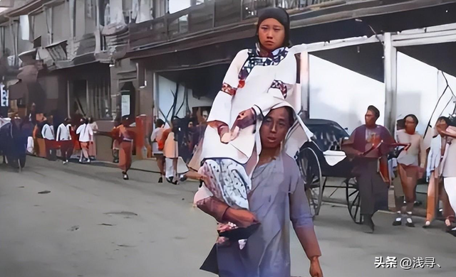 罕見照片：日本女人竟如此開放大膽，女學生脫光衣服全身赤裸上課