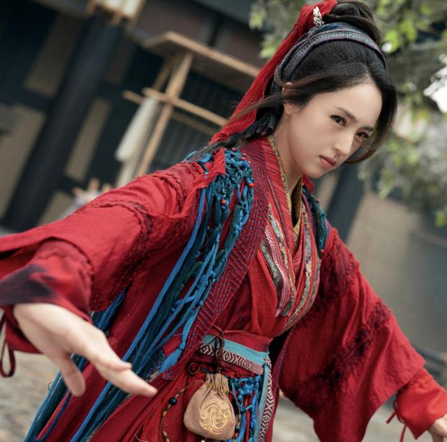 《有翡》董璇被吐槽像安了假腿，一字馬秀大長(zhǎng)腿，網(wǎng)友：好美好直