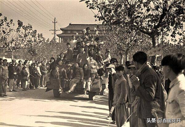 卑鄙齷齪老照片：青樓女子妖嬈多姿，婦女露胸喂奶被孩子撕扯衣服