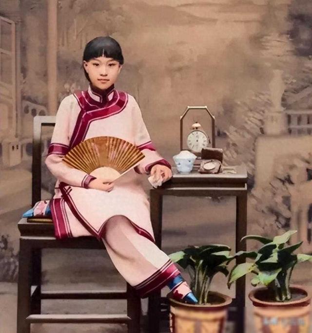 晚清悲慘女子老照片：窯姐坐洋軍官懷里被摸胸，洋人當(dāng)街欺辱婦女