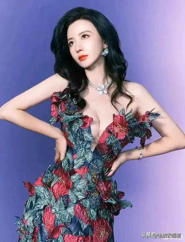 張萌穿比基尼戲水秀傲人上圍 長腿細腰翹臀盡顯誘惑