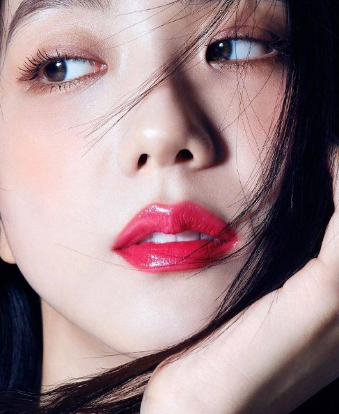 Blackpink金智秀曝三月時尚大片，煙熏妝果凍唇，又欲又霸氣