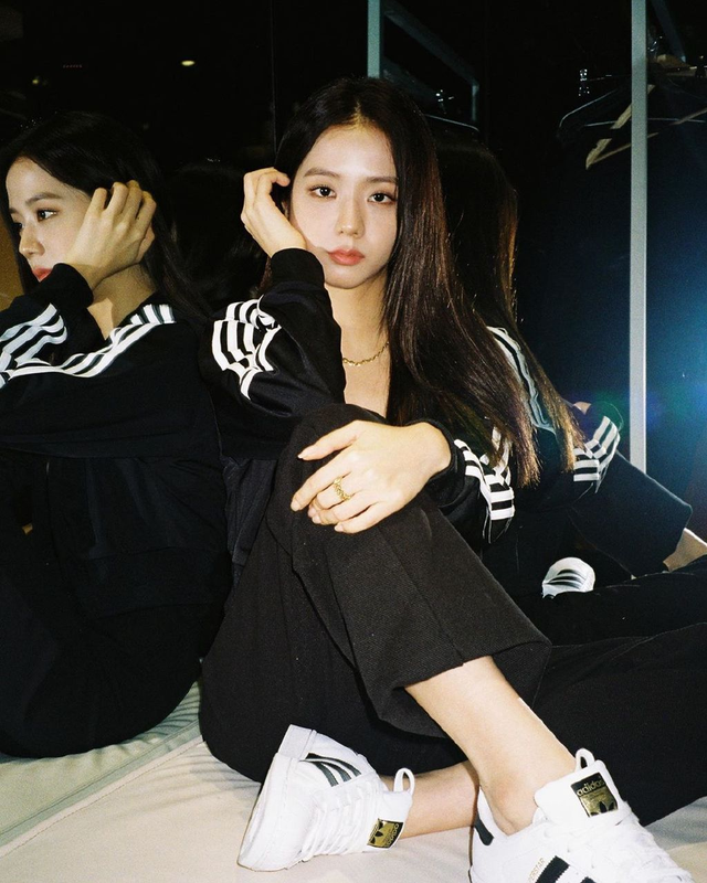 Blackpink金智秀曝三月時尚大片，煙熏妝果凍唇，又欲又霸氣