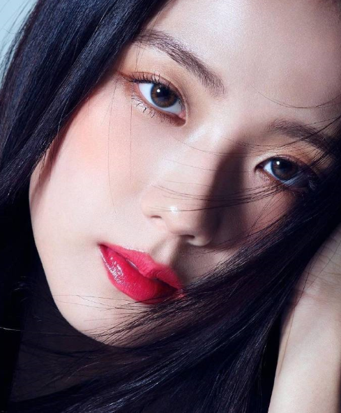 Blackpink金智秀曝三月時尚大片，煙熏妝果凍唇，又欲又霸氣