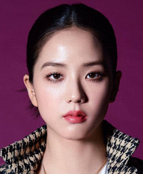 Blackpink金智秀曝三月時尚大片，煙熏妝果凍唇，又欲又霸氣