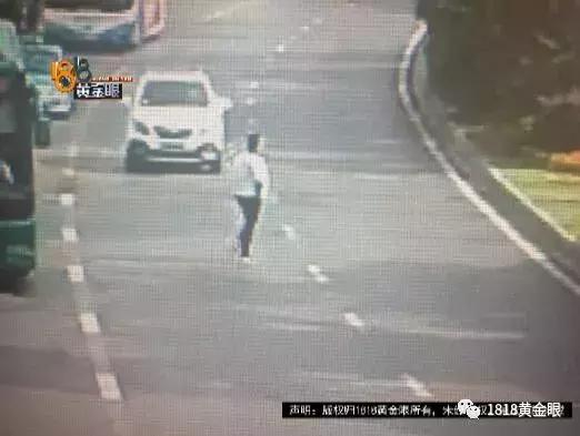 女子在等車，男子“沒(méi)控制住”摸了她的胸部