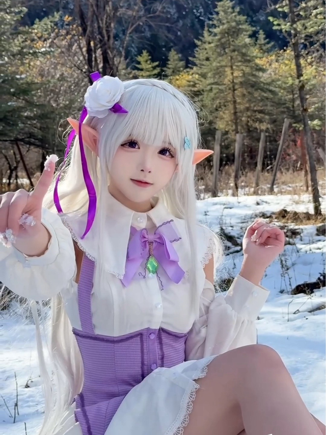 美女coser，雪地里光著大長(zhǎng)腿，為了出片不要命啦！沒苦硬吃？