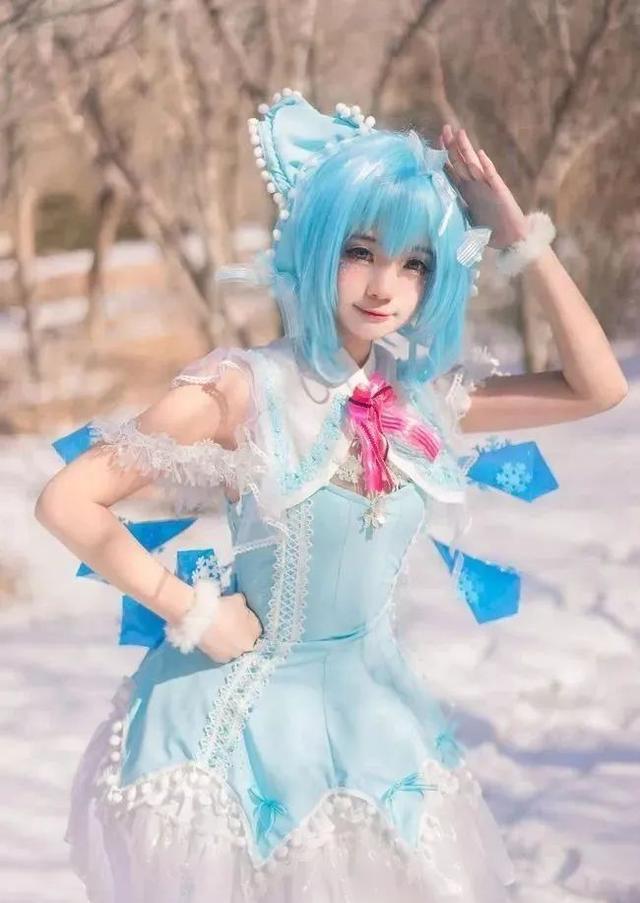 美女coser，雪地里光著大長(zhǎng)腿，為了出片不要命啦！沒苦硬吃？