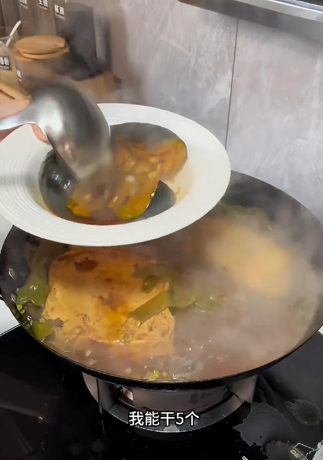 女子花36塊一鍋?zhàn)隽?0個(gè)熱菜，土豆整塊燉，奶奶看完皺眉直拍大腿