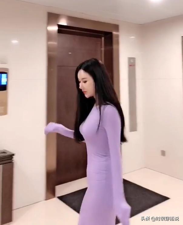 街拍小姐姐：城市美女白皙有范，美得讓人怦然心動