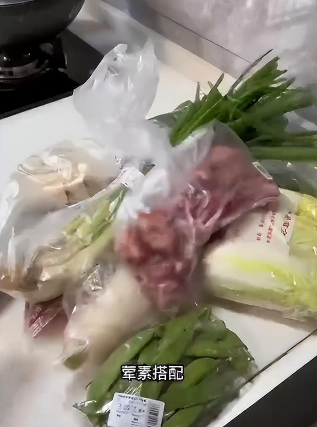女子花36塊一鍋?zhàn)隽?0個(gè)熱菜，土豆整塊燉，奶奶看完皺眉直拍大腿