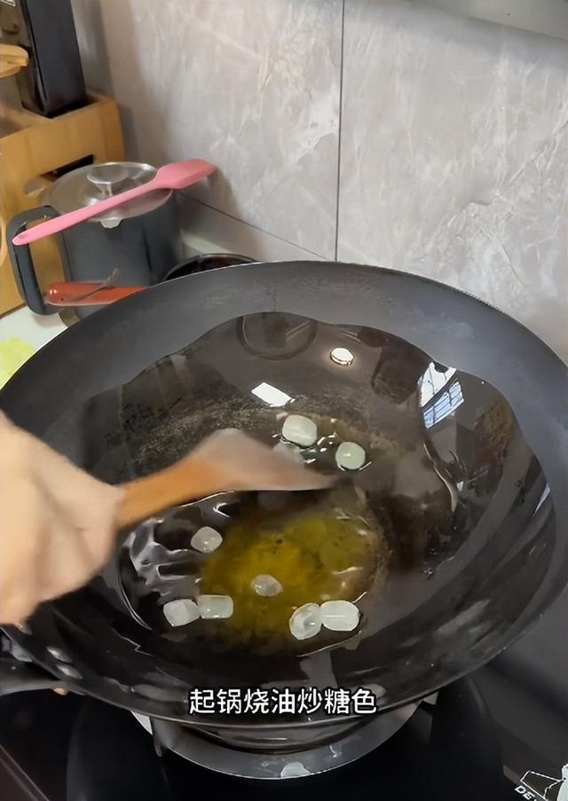 女子花36塊一鍋?zhàn)隽?0個(gè)熱菜，土豆整塊燉，奶奶看完皺眉直拍大腿