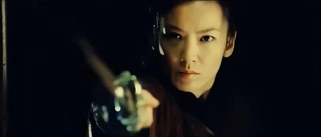42 歲美少女，曾拍“三級片”，性感不輸柳巖
