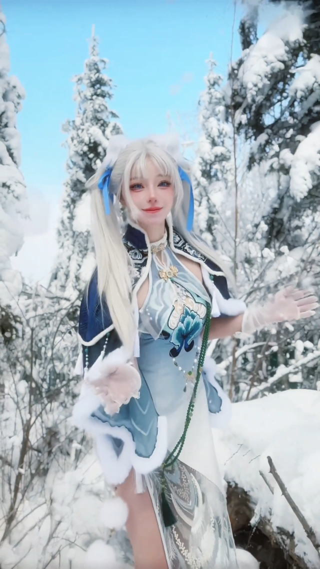 美女coser，雪地里光著大長(zhǎng)腿，為了出片不要命啦！沒苦硬吃？