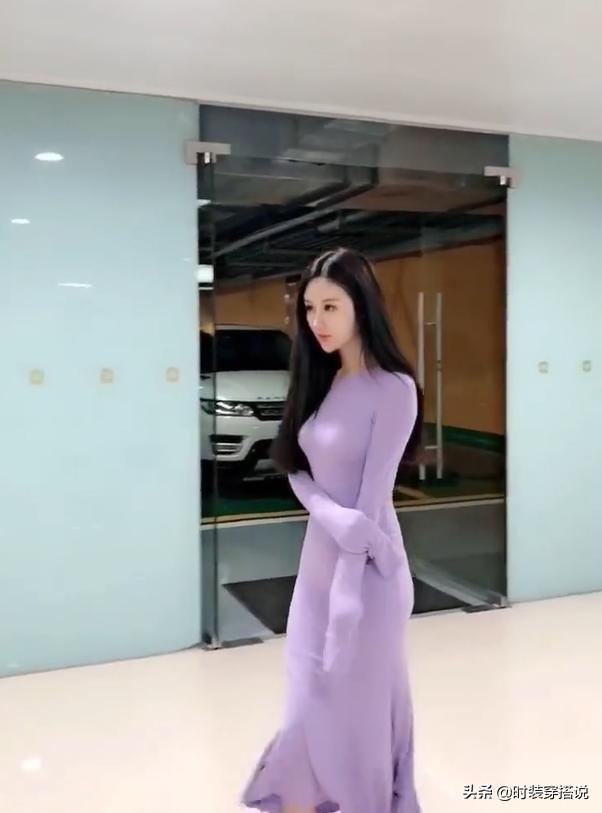 街拍小姐姐：城市美女白皙有范，美得讓人怦然心動