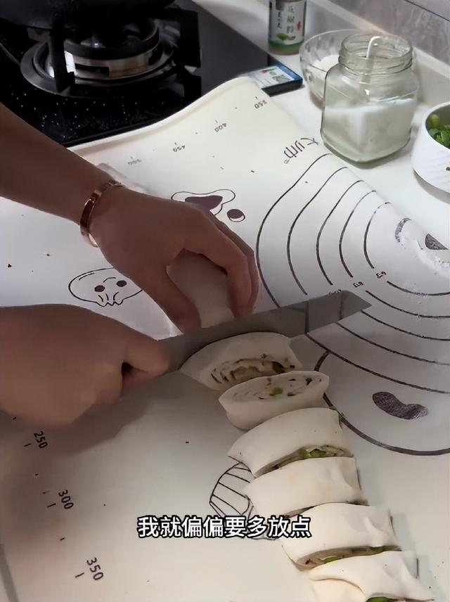 女子花36塊一鍋?zhàn)隽?0個(gè)熱菜，土豆整塊燉，奶奶看完皺眉直拍大腿