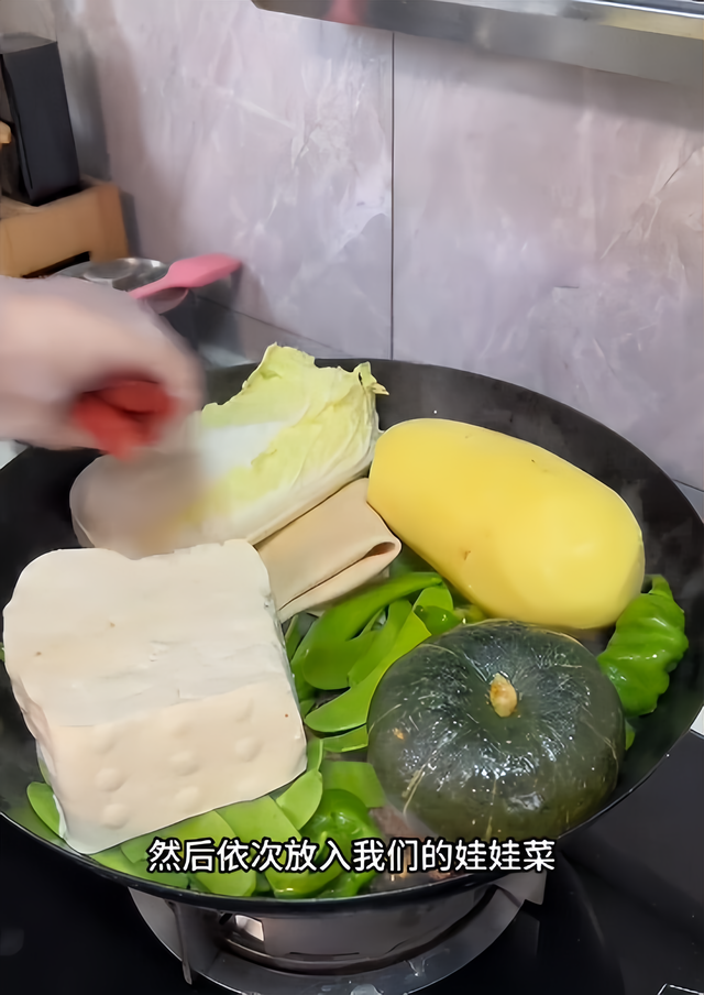女子花36塊一鍋?zhàn)隽?0個(gè)熱菜，土豆整塊燉，奶奶看完皺眉直拍大腿