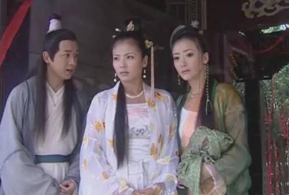 白娘子變成人形，鞠婧祎穿了衣服，黃圣依身披鱗片，只有她最貼近
