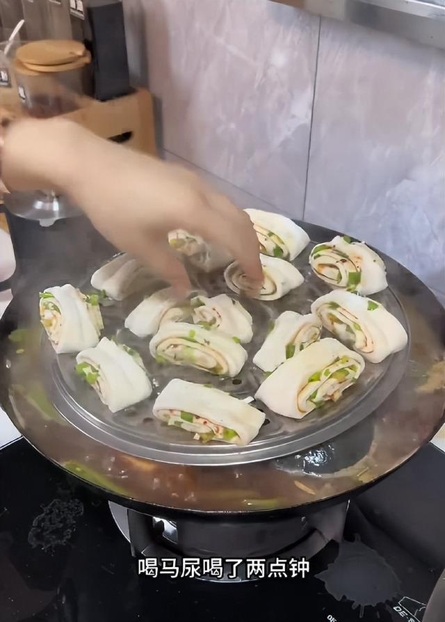 女子花36塊一鍋?zhàn)隽?0個(gè)熱菜，土豆整塊燉，奶奶看完皺眉直拍大腿