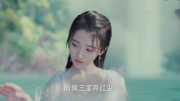 白娘子變成人形，鞠婧祎穿了衣服，黃圣依身披鱗片，只有她最貼近