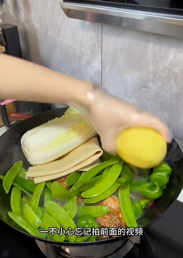 女子花36塊一鍋?zhàn)隽?0個(gè)熱菜，土豆整塊燉，奶奶看完皺眉直拍大腿