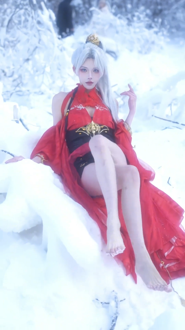美女coser，雪地里光著大長(zhǎng)腿，為了出片不要命啦！沒苦硬吃？