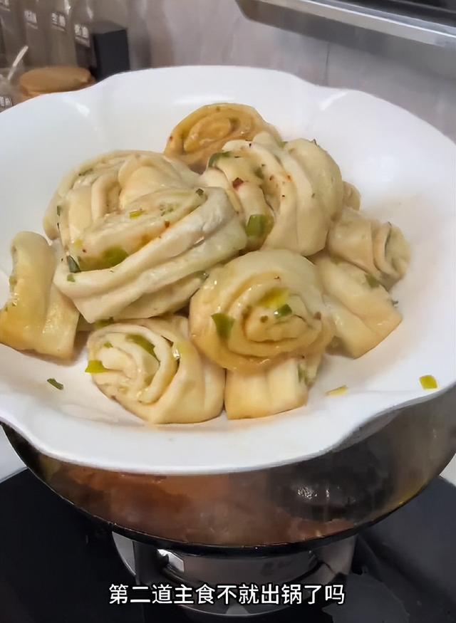 女子花36塊一鍋?zhàn)隽?0個(gè)熱菜，土豆整塊燉，奶奶看完皺眉直拍大腿