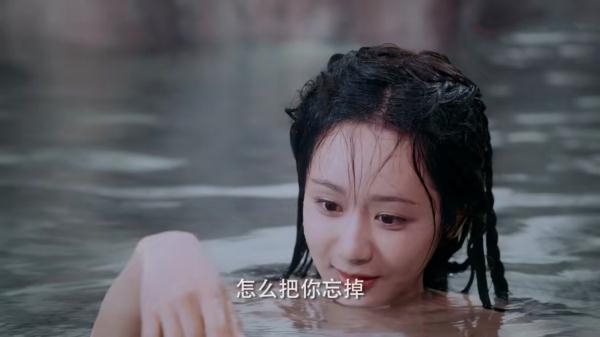 白娘子變成人形，鞠婧祎穿了衣服，黃圣依身披鱗片，只有她最貼近