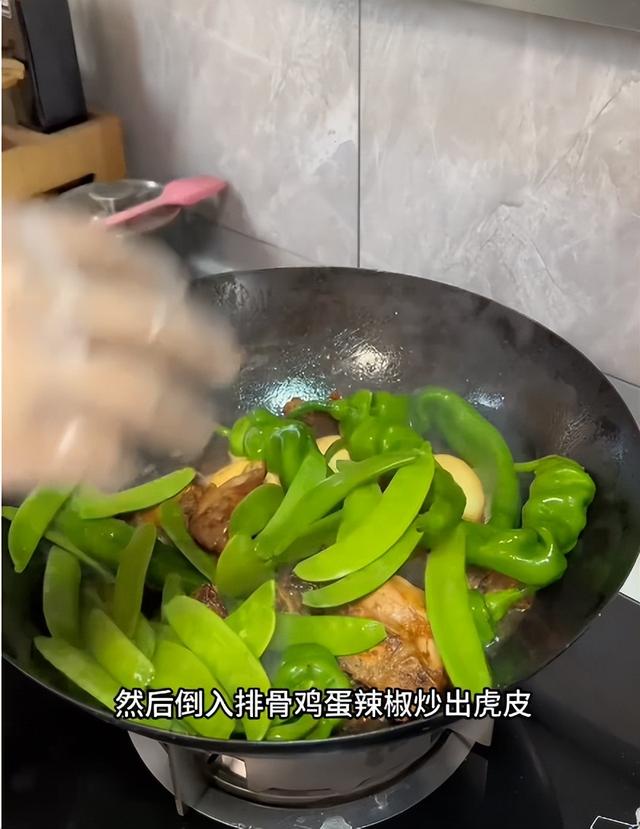 女子花36塊一鍋?zhàn)隽?0個(gè)熱菜，土豆整塊燉，奶奶看完皺眉直拍大腿