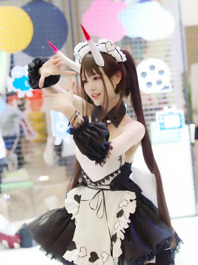 美女coser，雪地里光著大長(zhǎng)腿，為了出片不要命啦！沒苦硬吃？