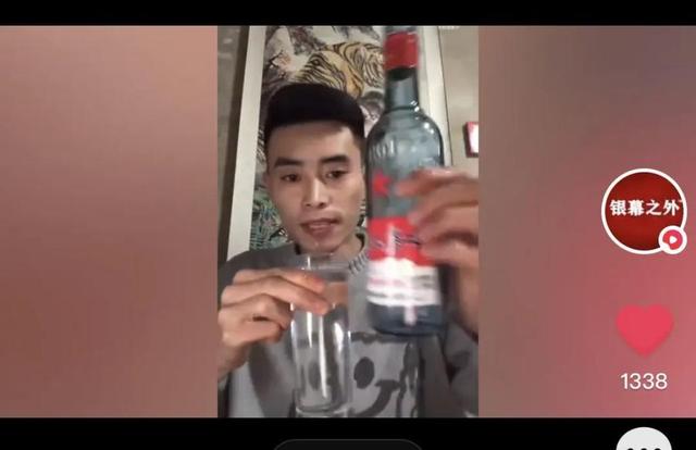 網(wǎng)紅在直播中喝空10個酒瓶后，猝然離世