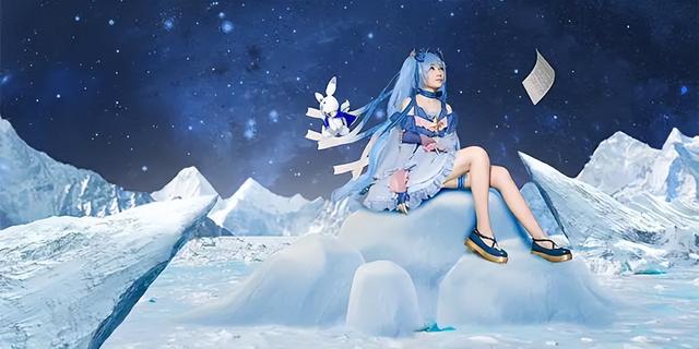 美女coser，雪地里光著大長(zhǎng)腿，為了出片不要命啦！沒苦硬吃？
