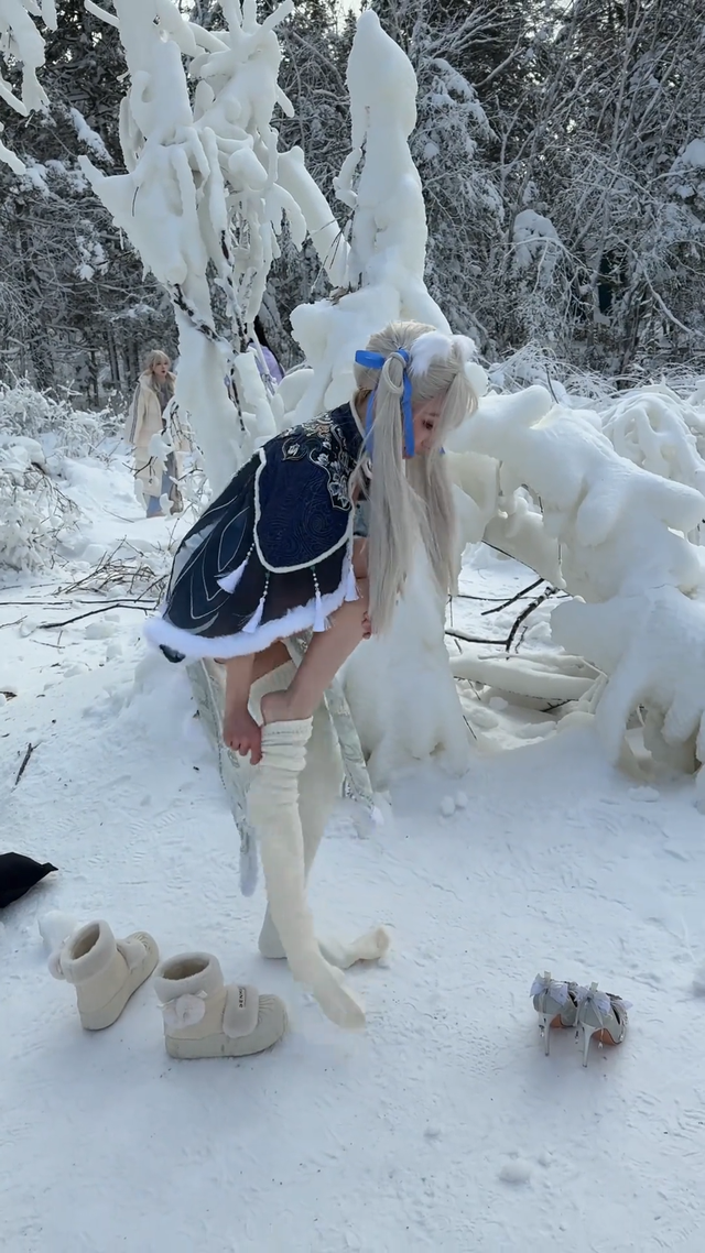 美女coser，雪地里光著大長(zhǎng)腿，為了出片不要命啦！沒苦硬吃？